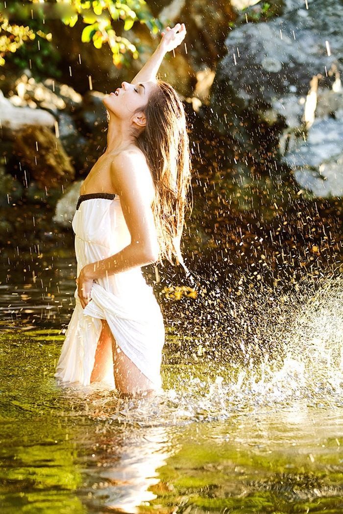 Marie Avgeropoulos in Balikpapan