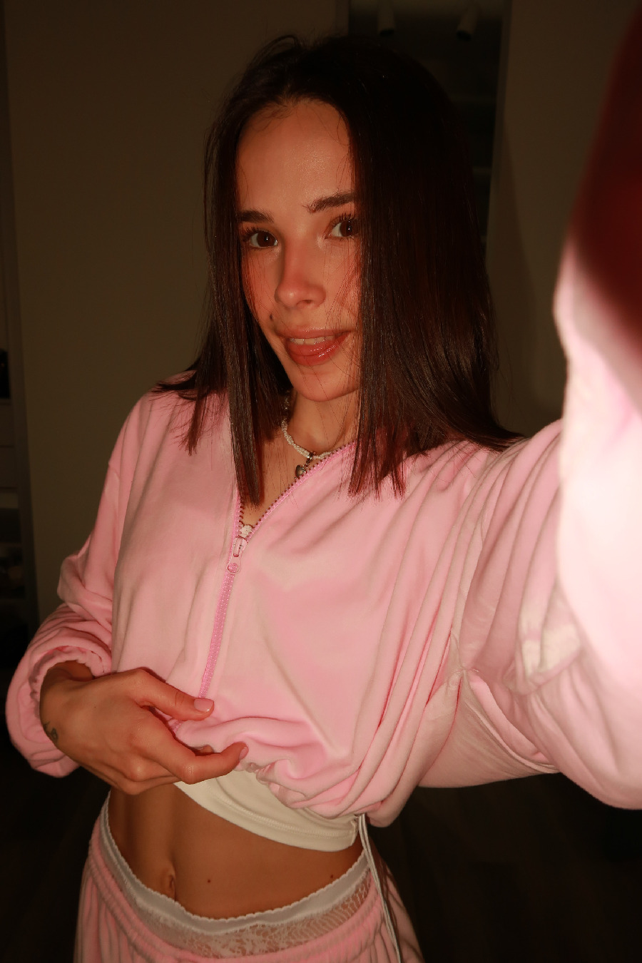 Tina brings the glow — live moments in Balikpapan